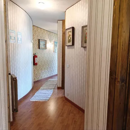 In Semi Detached With Box - Near Lift דירה *