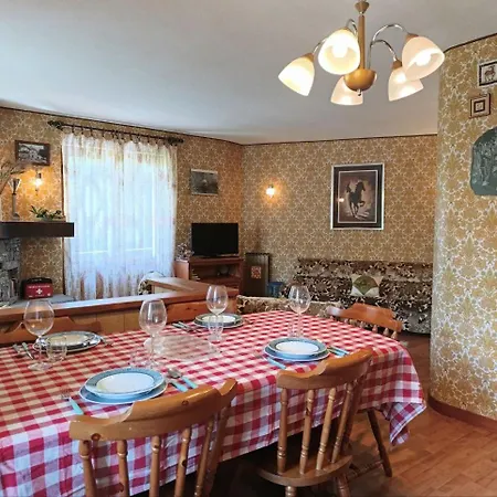 In Semi Detached With Box - Near Lift דירה