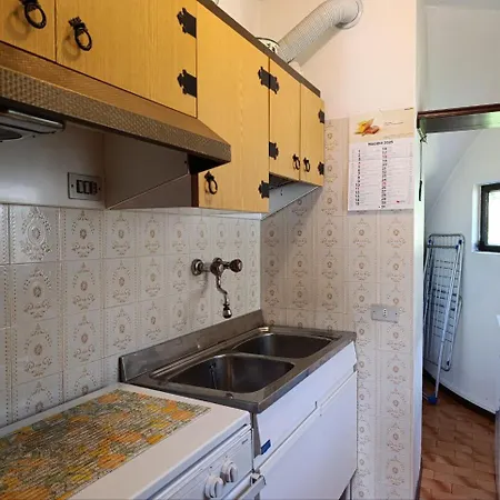 In Semi Detached With Box - Near Lift דירה